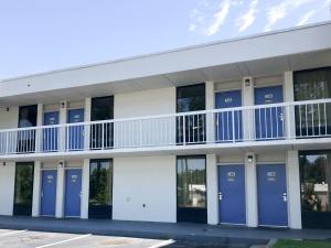 un edificio de apartamentos con puertas azules y balcón en Motel 6-Newnan, GA, en Newnan