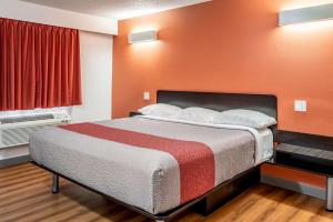 Кровать или кровати в номере Motel 6-Fort Nelson, BC
