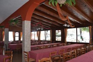 d'une salle à manger avec des tables et des chaises violets ainsi que des fenêtres. dans l'établissement Agriturismo Fasano, à Cassano delle Murge