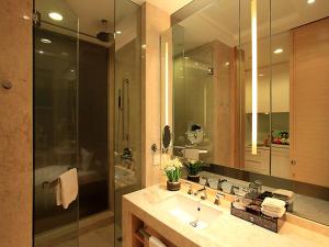 a bathroom with a sink and a shower with a mirror at HeeFun Apartment GZ -Poly World Trading Center in Guangzhou +58 photos