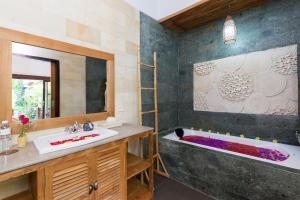 Ванная комната в Meruhdani Boutique Hotel Ubud 