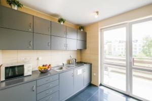 a kitchen with a sink and a microwave at Willa Wilk Morski in Jastrzębia Góra