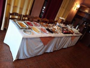 een tafel gevuld met voedsel bovenop bij Sintrivanis Mountain in Áno Skotína