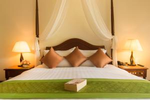 Postel nebo postele na pokoji v ubytování Angkor Palace Suite & Villa