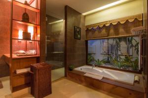 Koupelna v ubytování Angkor Palace Suite & Villa