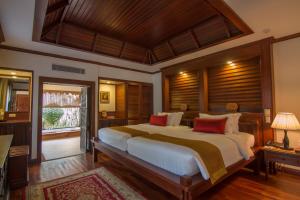 Postel nebo postele na pokoji v ubytování Angkor Palace Suite & Villa