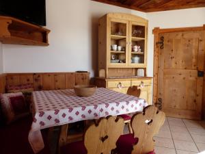 eine Küche mit einem Tisch und einer Schüssel darauf in der Unterkunft Maso Pinterato in Cavalese