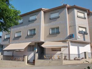 ein großes Gebäude mit Sonnenschirmen davor in der Unterkunft Hotel Punta Seame in Portonovo