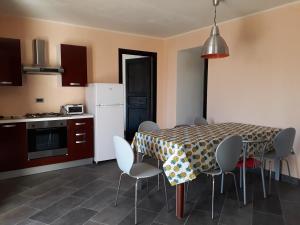 eine Küche mit einem Tisch und Stühlen im Zimmer in der Unterkunft tavernetta vista lago in Verbania