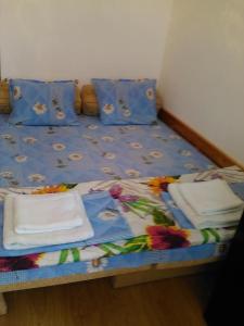 Una cama con toallas y servilletas. en Viki en Burgas