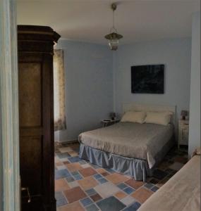 une chambre avec un lit et un sol carrelé dans l'établissement BED & BLU, à Savone