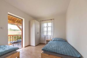 PňovanyにあるChaty a Apartmány Hracholusky Kemp Kosatkaのベッドルーム1室(ベッド2台付)、バルコニーが備わります。 +37枚の写真