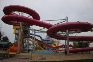 duży park wodny ze zjeżdżalnią wodną w obiekcie CSEVI Apartmanház w Mezőkövesd