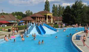 Basen w obiekcie CSEVI Apartmanház lub w pobliżu