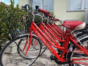ナーゴ・トルボレにあるHotel Villa Claraの赤い自転車2台が隣接して停まっています