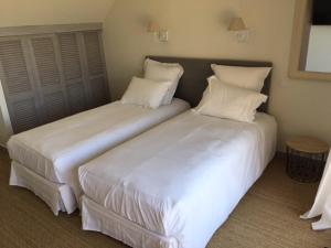 Duas camas sentadas uma ao lado da outra num quarto em Villa Grande plage vue mer em Carnac
