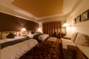 เตียงในห้องที่ Miyazaki Kanko Hotel
