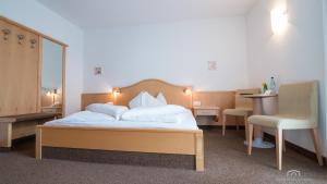 
Ein Bett oder Betten in einem Zimmer der Unterkunft Kreuzstein Bed&Breakfast
