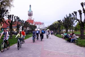 un gruppo di persone che cavalca le biciclette lungo un marciapiede di Bugenwilla Apartament a Sopot