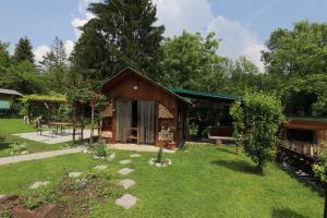 un jardín con un pequeño fondo en Adventure Cottage with pool and big garden en Bled