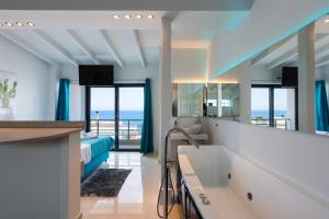 Televízia a/alebo spoločenská miestnosť v ubytovaní Rethymno Hills Apartments