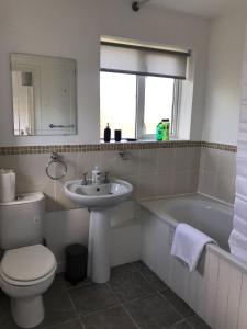 ヘレフォードにあるHereford - Raven House - 4 Bedroom House Located West Of City, Sleeps 7 - Perfect For Contractors Or a Base For Exploring - Hosted By RENTMYHOUSEのトイレ、洗面台、浴槽を備えたバスルーム