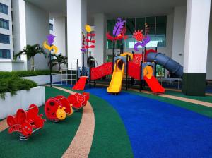 een speeltuin met een glijbaan in een gebouw bij Ais-Kacang Sweet Home Pinnacle Tower in Johor Bahru +24 foto's