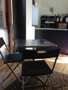 グランビルにある5 rue de la Corderieのダイニングテーブルと椅子2脚付きのキッチン