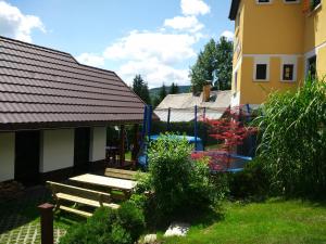 Vonkajšia záhrada v ubytovaní Apartmány Ilona