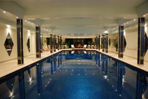 una grande piscina nella hall dell'hotel di Bovey Castle a Moretonhampstead