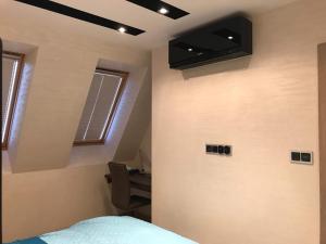 1 dormitorio con 1 cama, escritorio y ventanas en Komfortowy Apartament nad Niegocinem, en Giżycko