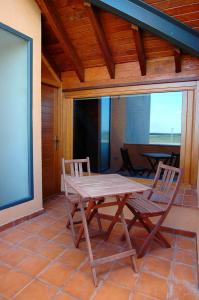 a wooden table and two chairs on a patio at La Casa del Cubón in Aguilafuente