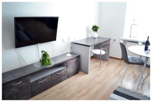 Televízia a/alebo spoločenská miestnosť v ubytovaní Color24 Apartament