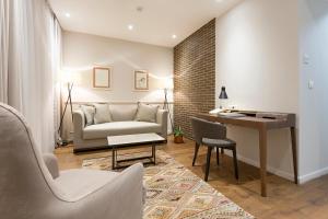O zonă de relaxare la Envoy Hotel