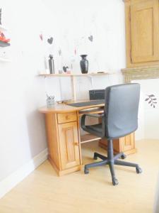 een kantoor met een bureau met een stoel en een toetsenbord bij Studio Manon in Portieux