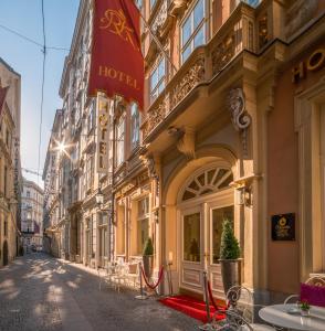 eine Straße mit einem Hotel an der Seite eines Gebäudes in der Unterkunft Schlosshotel Römischer Kaiser in Wien