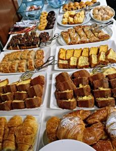 un bufé de pasteles y panes a la vista en Cruceiro do Monte, en Tui