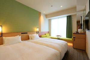 Gulta vai gultas numurā naktsmītnē Candeo Hotels Hiroshima Hatchobori