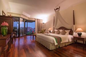 Angkor Palace Suite & Villa tesisinde bir odada yatak veya yataklar