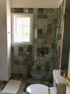 baño con aseo, ventana y lavamanos en Vangelios Apartments en Pafos