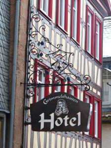 een hotelbord aan de zijkant van een gebouw bij Grimmelshausen Hotel in Gelnhausen