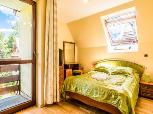 1 dormitorio con cama y ventana en TatryTop Pod Lipkami, en Zakopane
