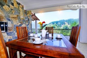 Nespecifikovaný výhled na hory nebo výhled na hory při pohledu z penzionu