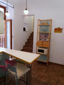 チェファルにあるCaracciolo Loungeのテーブルと椅子、階段が備わる客室です。