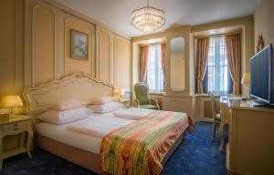 Кровать или кровати в номере Schlosshotel Römischer Kaiser