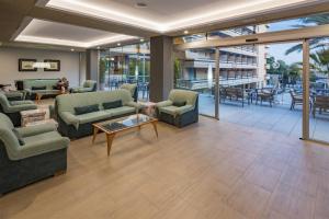 eine Lobby mit Sofas, Stühlen und einem Tisch in der Unterkunft 4R Playa Park in Salou