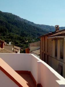 een uitzicht vanaf het balkon van een gebouw met bergen op de achtergrond bij Tranquil Spanish Mountain Retreat in Benirrama