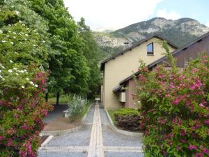 um jardim com flores em frente a um edifício em JAUSIERS VILLAGE G 2 em Jausiers