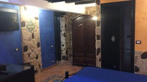 Televízia a/alebo spoločenská miestnosť v ubytovaní Jomery Home