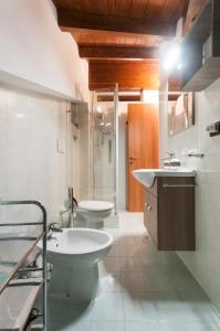 a bathroom with two sinks and a toilet at Casa Vacanze Un Tuffo Nel Blu in Matera +17 photos